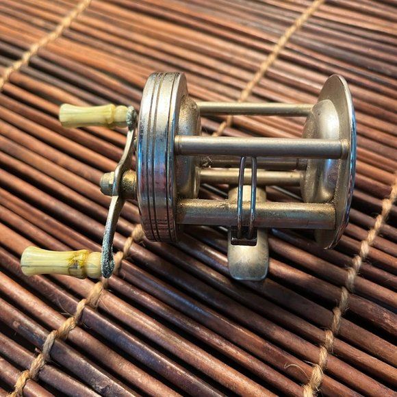 Vintage South Bend Famous in Fishing No. 20 Fishing Reel Model B Works - Picture 1 of 6